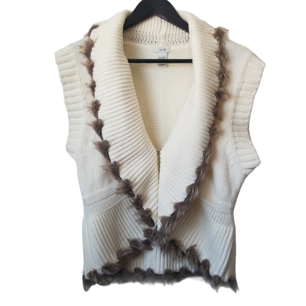 Cache women's cream knit vest with faux fur trim